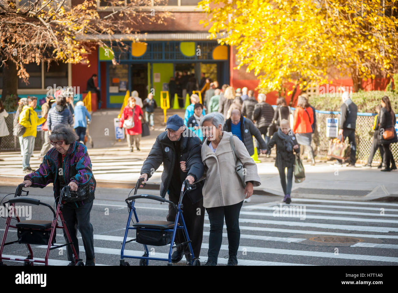 New York, USA. 8. November 2016. Ältere Wähler lassen am Wahltag, Dienstag, 8. November 2016 PS33 Wahllokal im New Yorker Stadtteil Chelsea. Bildnachweis: Richard Levine/Alamy Live-Nachrichten Stockfoto