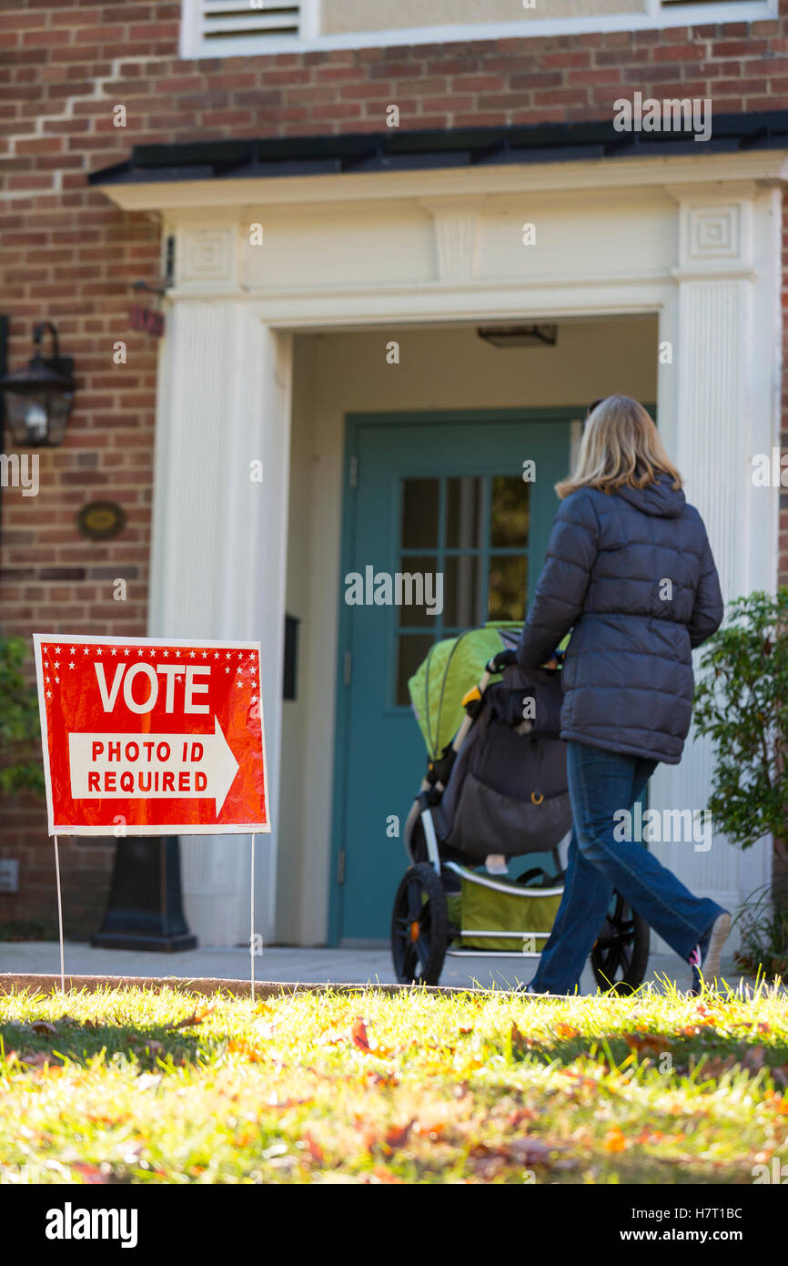 Arlington, Virginia, USA. 8. November 2016. Wähler am Wahltag Präsidenten. Bildnachweis: Rob Crandall/Alamy Live-Nachrichten Stockfoto