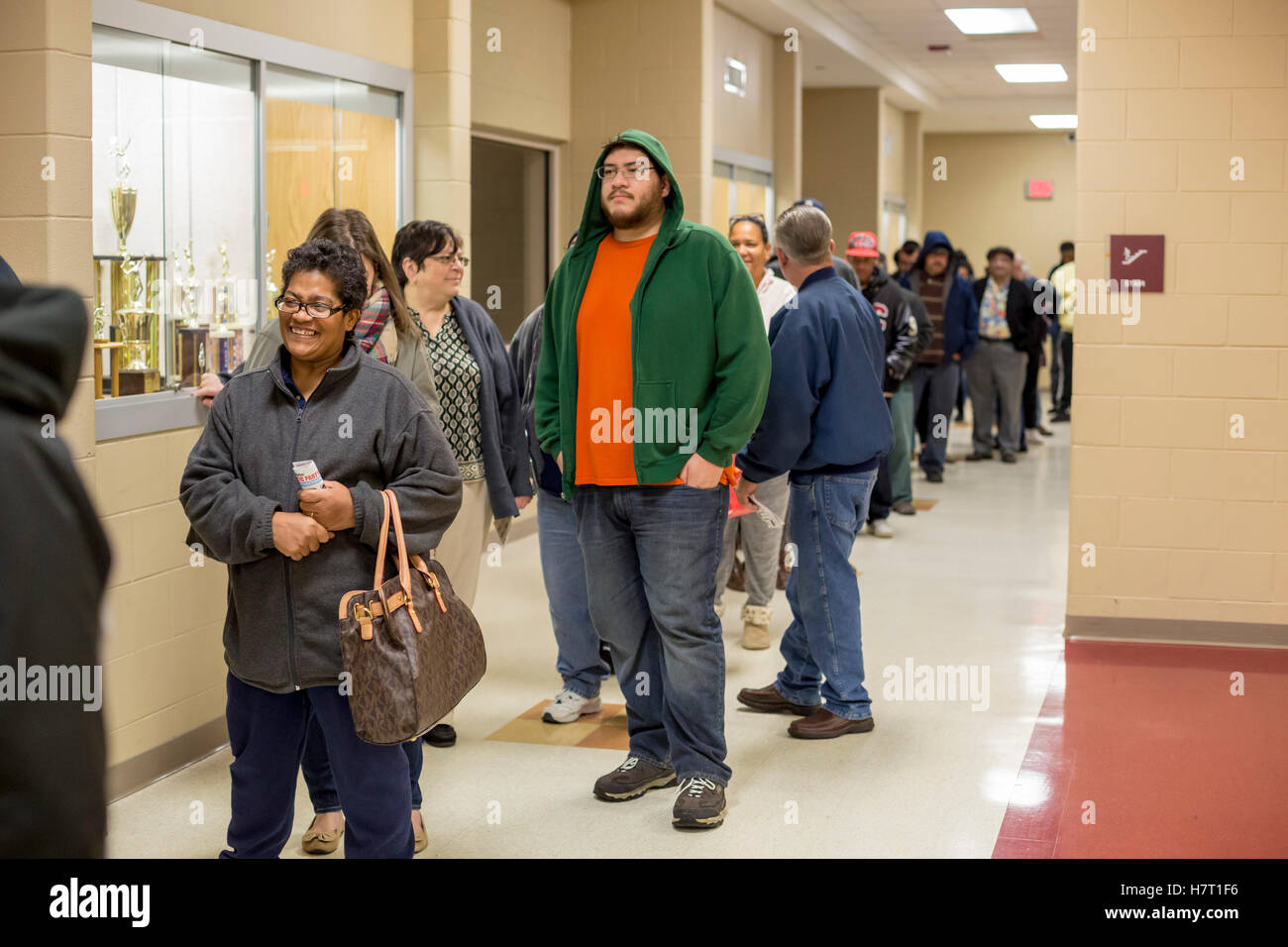 Detroit, Vereinigte Staaten von Amerika. 8. November 2016. Detroit, Michigan - 8. November 2016 - Wähler warten in der Schlange an der Western High School für die 07:00-Eröffnung der Umfragen bei den Präsidentschaftswahlen 2016. Das Wahllokal ist im Südwesten Detroit stark hispanischen Gemeinschaft. Bildnachweis: Jim West/Alamy Live-Nachrichten Stockfoto