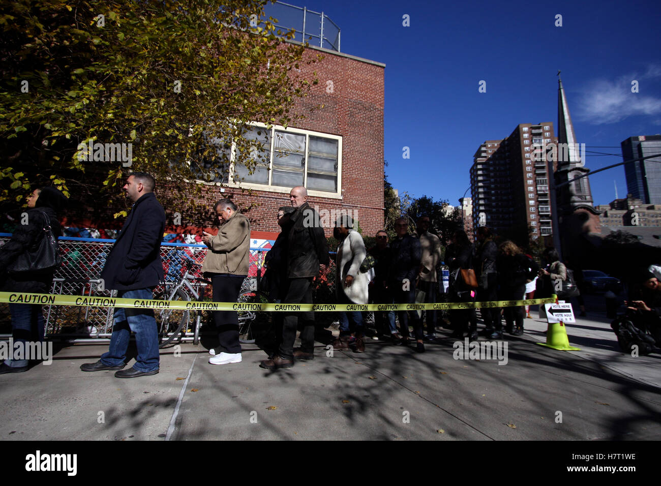 New York, Vereinigte Staaten von Amerika. 8. November 2016. Wähler im Stadtteil Chelsea in Manhattan in New York City Line-up, um am Wahltag, 8. November 2016 zu stimmen. Rekordzahlen von Wähler wenden sich unsere für die historische USA Präsidentschaftswahl zwischen Hilary Clinton und Donald Trump. Bildnachweis: Adam Stoltman/Alamy Live-Nachrichten Stockfoto