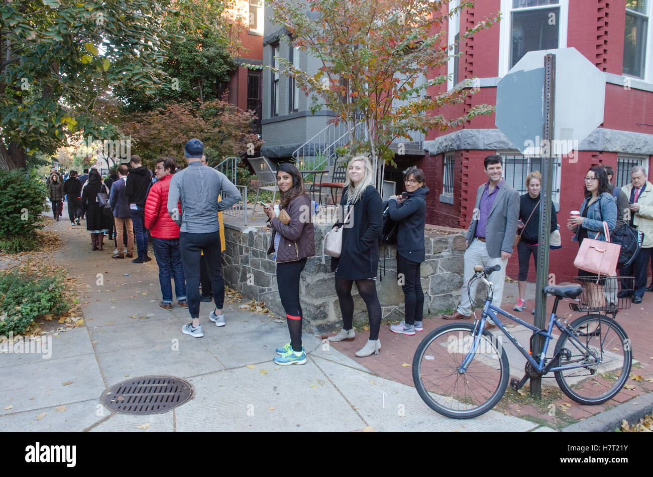 Washington DC, USA. 8. November 2016. Wähler warten ihrerseits Wahlrecht bei einer Abstimmung in Washington, DC, 8. November 2016. Bildnachweis: Tim Brown/Alamy Live-Nachrichten Stockfoto