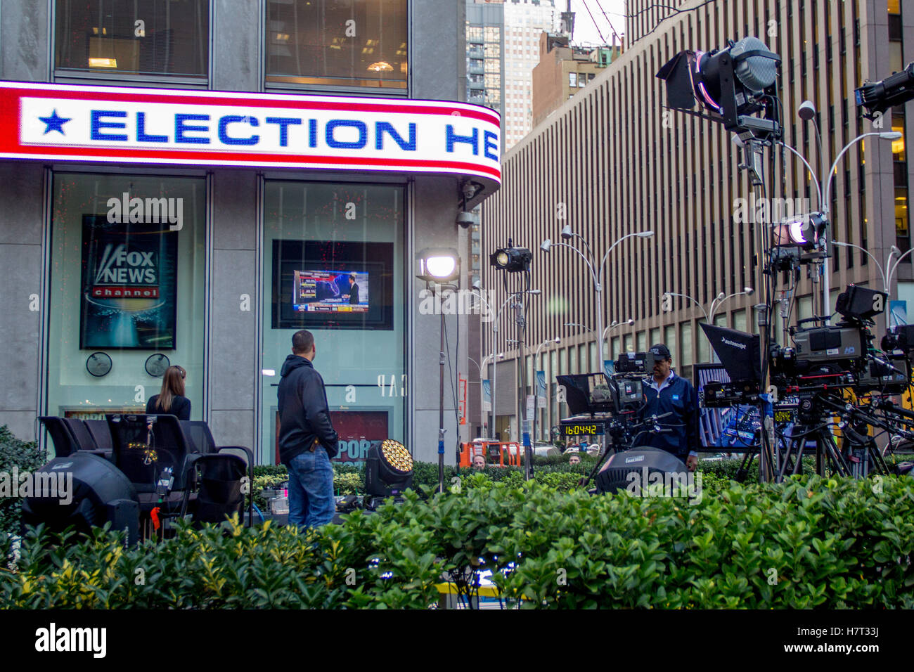 New York, USA. 8. November 2016. New York, USA. 8. November, bereitet 2016.Fox News eine Outdoor-Reihe entlang der 6th Avenue in der US-Wahlnacht, Dienstag, 8. November 2016. Bildnachweis: Michael Candelori/Alamy Live-Nachrichten Stockfoto