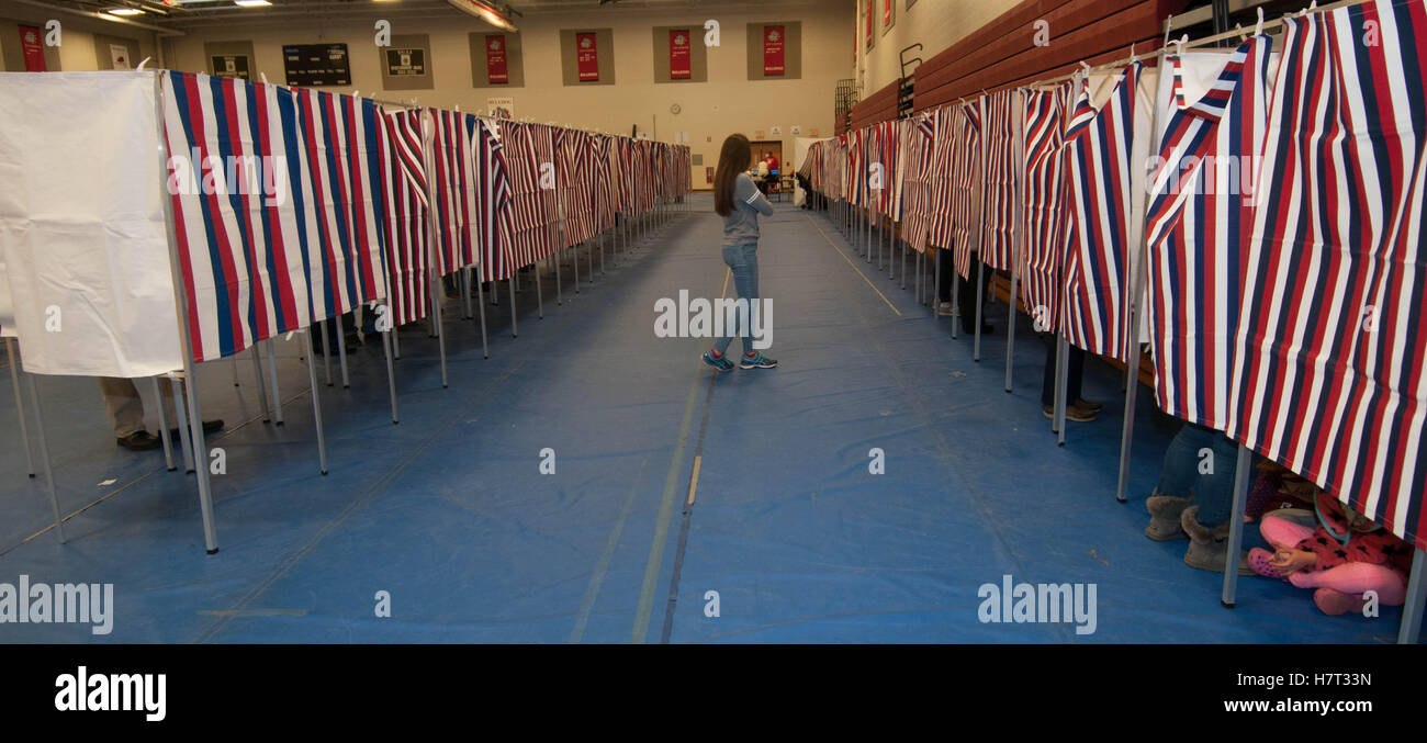 Eine weibliche Wähler Köpfe in der Wahlkabine am Wahltag 2016 in Bedford, New Hampshire, USA Stockfoto