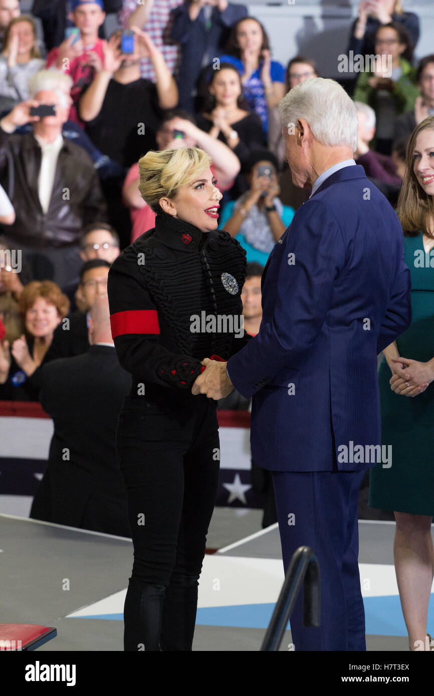 Raleigh, USA. 7. November 2016. Lady Gaga begrüßt ehemaligen Präsidenten Bill Clinton bei der Clinton letzte Mitternacht Rally in Raleigh NC © The Foto Zugang/Alamy Live News Stockfoto