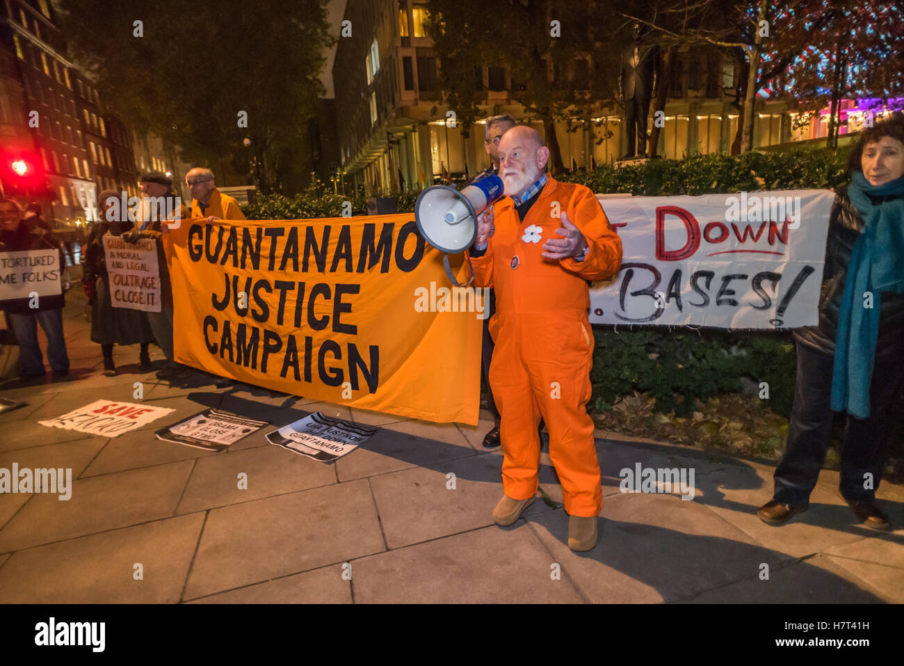 London, UK. 8. November 2016. Noel Hamel aus London Guantánamo Kampagne spricht auf den Protest der Polizei entfernte sich von der Botschaft fordert die Schließung von Guantanamo, wo Känguru "Gerechtigkeit" weiterhin mit unbefristete Inhaftierung ohne Gerichtsverfahren für diejenigen, die bleiben und Zwangsernährung besteht, Schläge und Brutalität weiter. Der Protest, auch genannt, denn ein Ende in die USA, dass Kriege in Afghanistan, Irak, Libyen und Syrien und uns Streiks und gegen andere Menschenrechtsverletzungen weiterhin ist, einschließlich den einseitigen Auslieferungsvertrag mit Großbritannien und der weiteren Nutzung der außerordentlichen Überstellungen Drohne. © Stockfoto