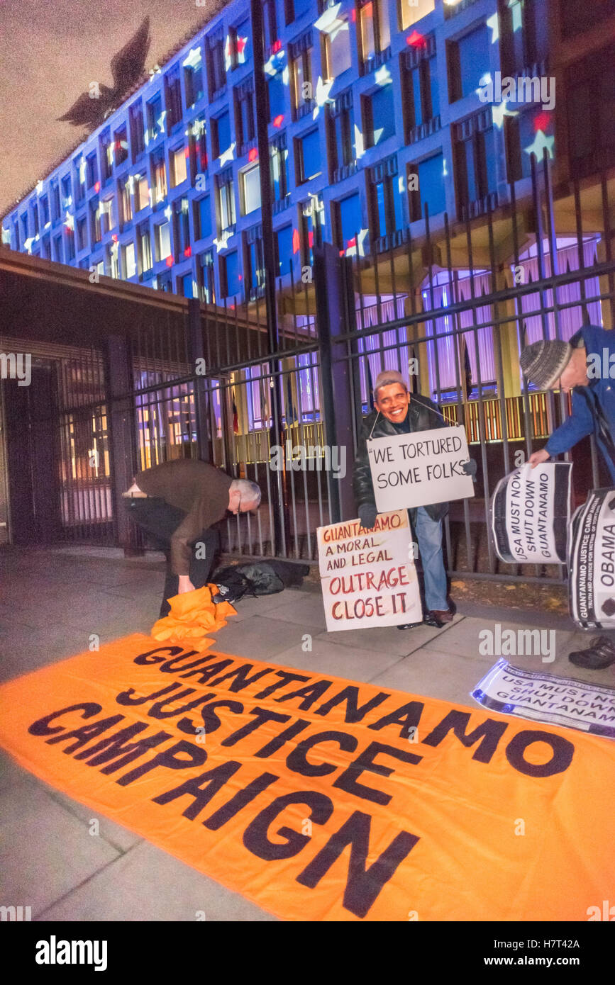 London, UK. 8. November 2016. Aktivisten raus Banner und orange Overalls für einen Protest außerhalb der US-Botschaft ein Ende nach Guantanamo, die USA ist weiterhin Kriege in Afghanistan, Irak, Libyen und Syrien, in USA drone Streiks und andere Menschenrechtsverletzungen einschließlich den einseitigen Auslieferungsvertrag mit Großbritannien und der weiteren Nutzung der außerordentlichen Überstellungen.  Der Protest von London Guantánamo Kampagne organisiert wurde bald von der Polizei nach einer entfernten Ecke verlegt. Bildnachweis: Peter Marshall/Alamy Live-Nachrichten Stockfoto