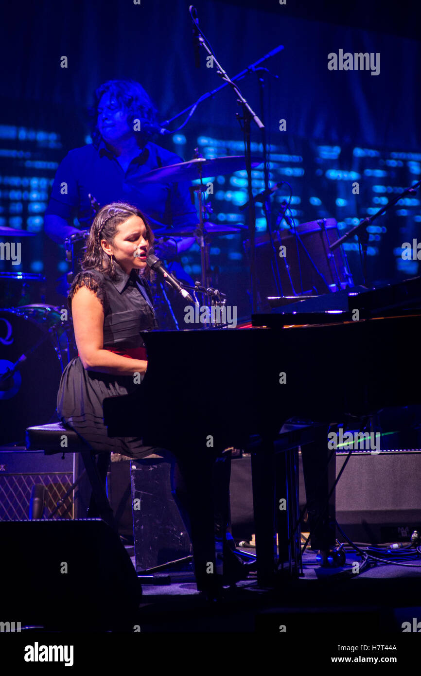 Mailand, Italien. 8. November 2016. Die US-amerikanische Sängerin und Schauspielerin NORAH JONES führt live auf der Bühne am Teatro Degli Arcimboldi, ihr neues Album "Tag Breaks" präsentieren Credit: Rodolfo weitertransferiert/Alamy Live News Stockfoto