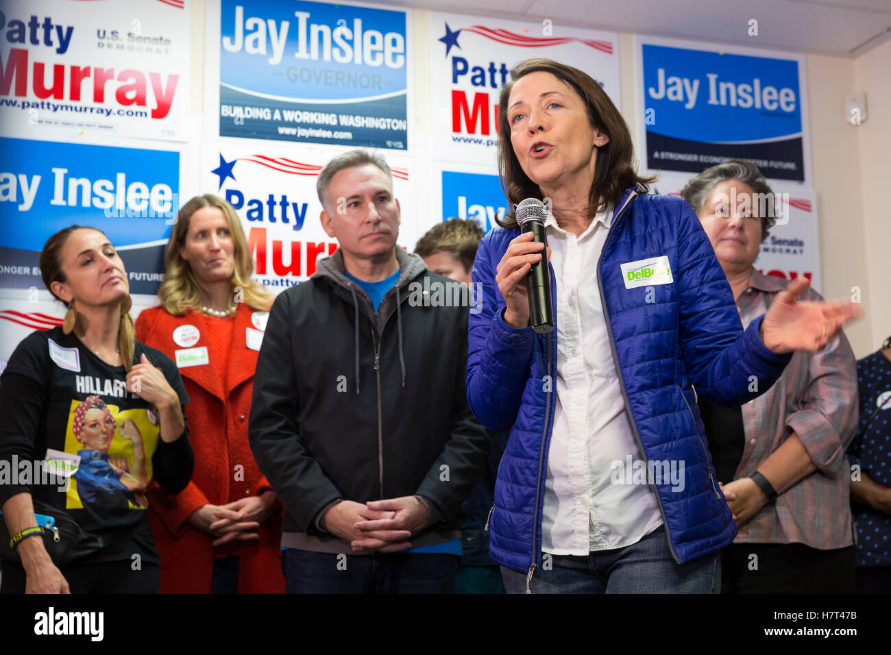 Seattle, Washington, USA. 7. November 2016. Seattle, Washington: Junior Vereinigte Staaten Senator Maria Cantwell im Gespräch mit Fans auf der Leinwand-Start. Start mit Senator Murray, Gouverneur Inslee, Rep DelBene und Tina Podlodowski werben: Seattle raus die Abstimmung! Bildnachweis: Paul Gordon/Alamy Live-Nachrichten Stockfoto