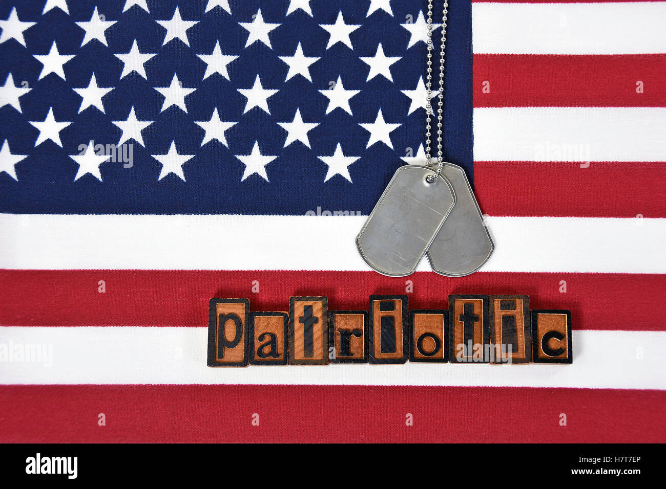 Wort in Vintage Holz Buchdruck Typ mit Erkennungsmarken patriotische amerikanische Flagge Stockfoto