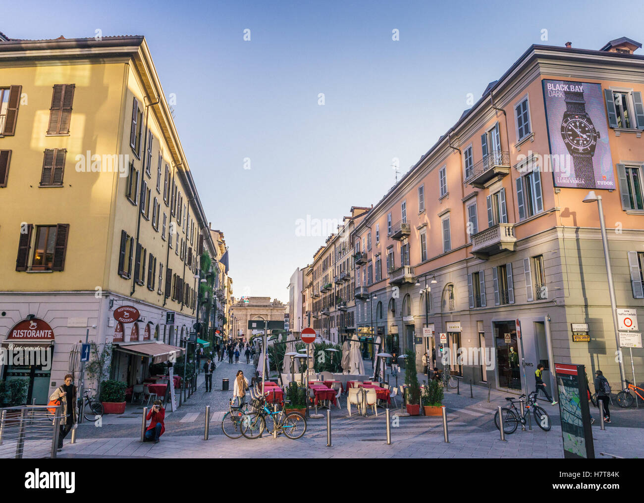 Corso Como in Mailand ist eine der elegantesten Straßen der Stadt Stockfoto