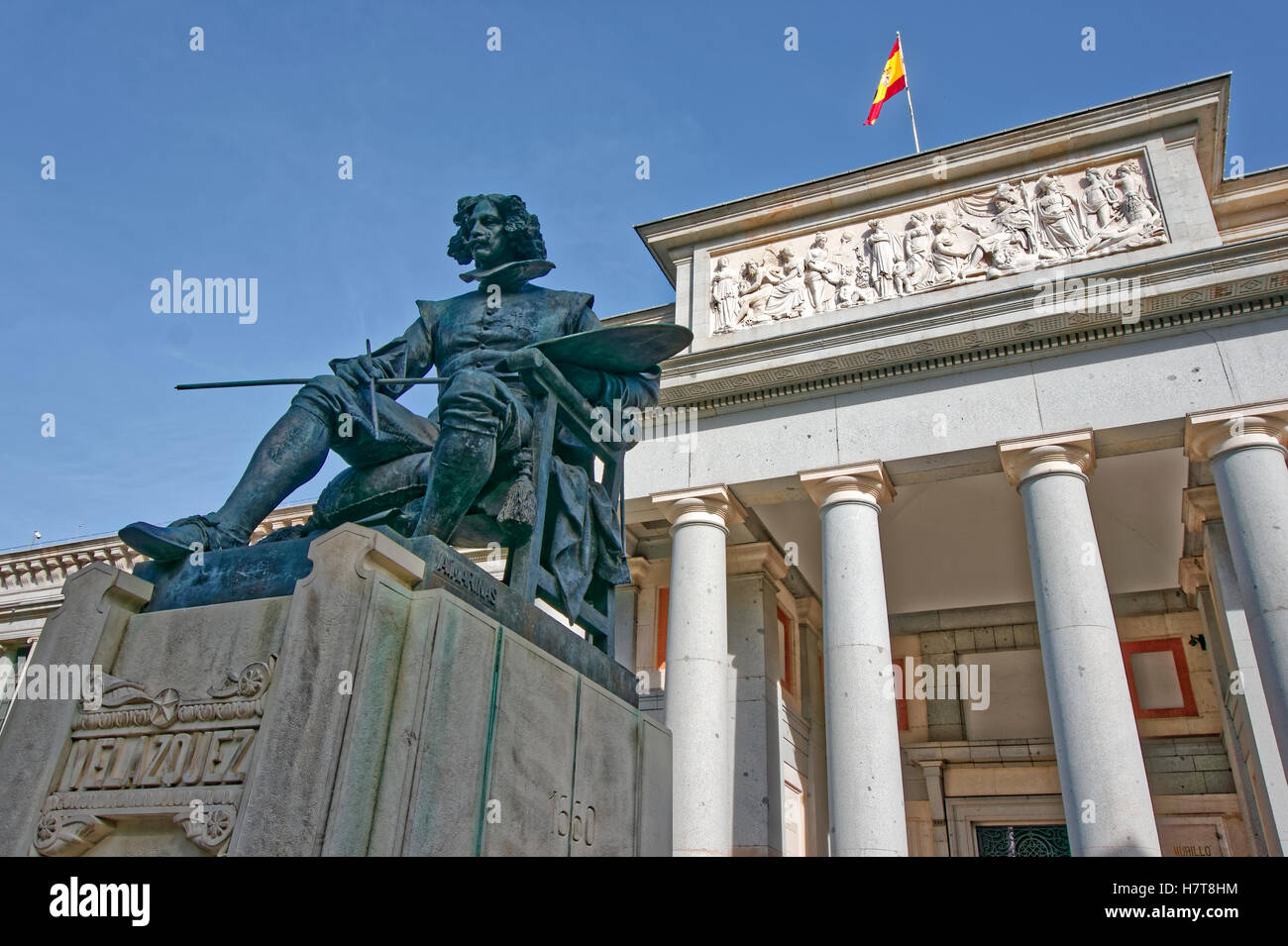 Statue des Malers Diego Velazquez, Arbeit von Aniceto Marinas an der Hauptfassade des Museo del Prado, Madrid, Spanien Stockfoto
