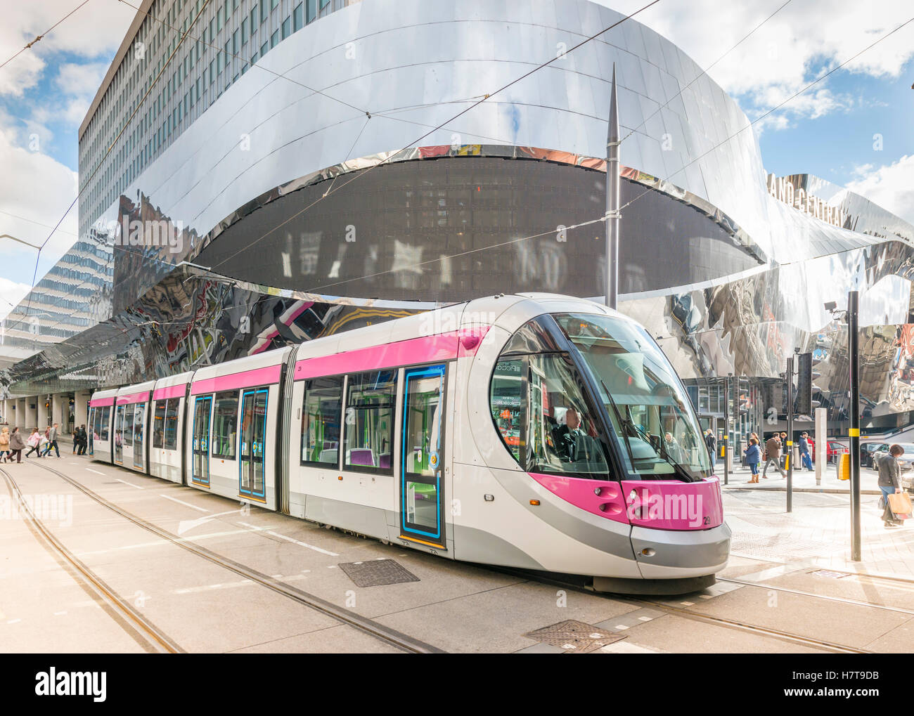 Eine Straßenbahn in Birmingham City Centre neben New Street Bahnhof, England. Nur redaktionelle Nutzung. Stockfoto