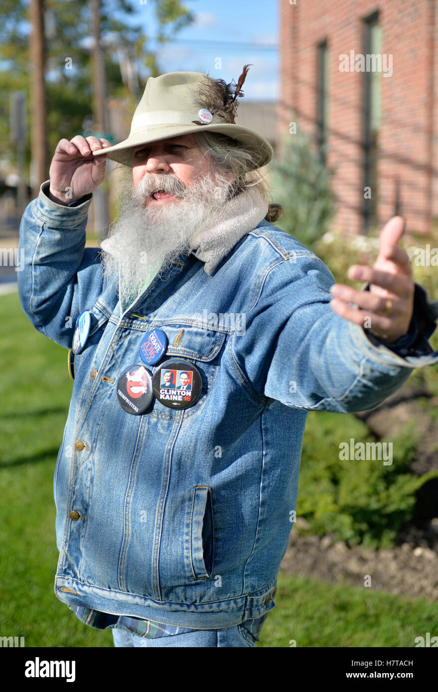 Merrick, New York, USA. 23. Oktober 2016. FRED S. CHANDLER, 66, N. Bellmore trägt Hillary Clinton politische Tasten bei Rallye Stockfoto