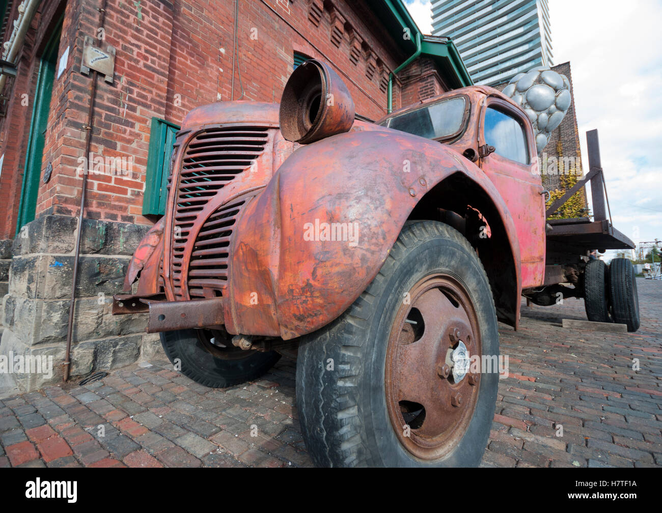 Vorderansicht des eine rostige alte Fargo LKW in Torontos historische Brennerei Touristenviertel abholen Stockfoto