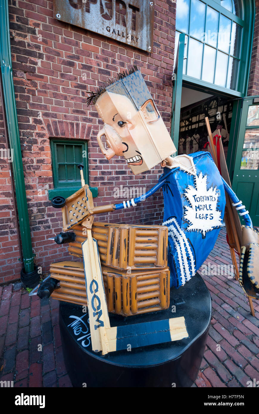 Eine "Junk-e-Kunst"-Skulptur von einem Eishockey-Torwart von Patrick Amiot auf dem Display in der Distillery District of Toronto Kanada Stockfoto