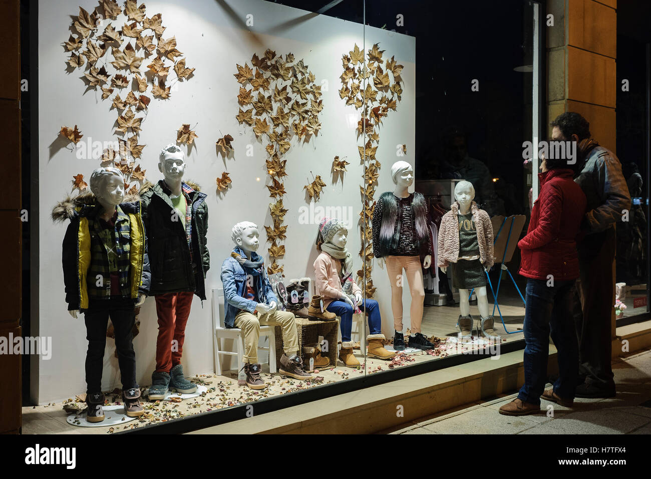 Verkauf von Winterkleidung für Kleinkinder, in ein Schaufenster für die Stadt Colindres, Kantabrien, Spanien, Europa. Stockfoto