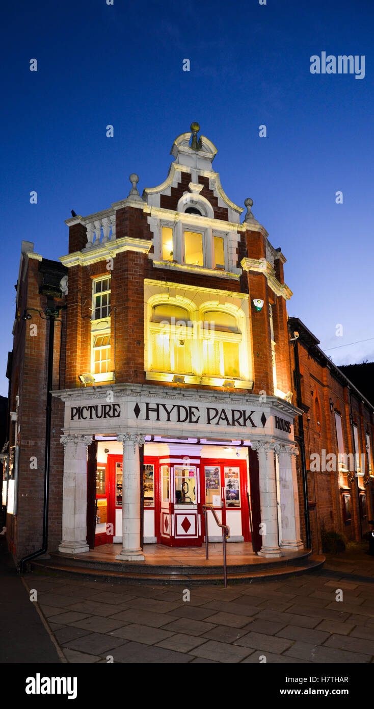 Hyde Park Picture House in der Hyde Park Gegend von Leeds mit seinem seltenen Außenbuchbüro, Leeds, West Yorkshire, England, Großbritannien Stockfoto