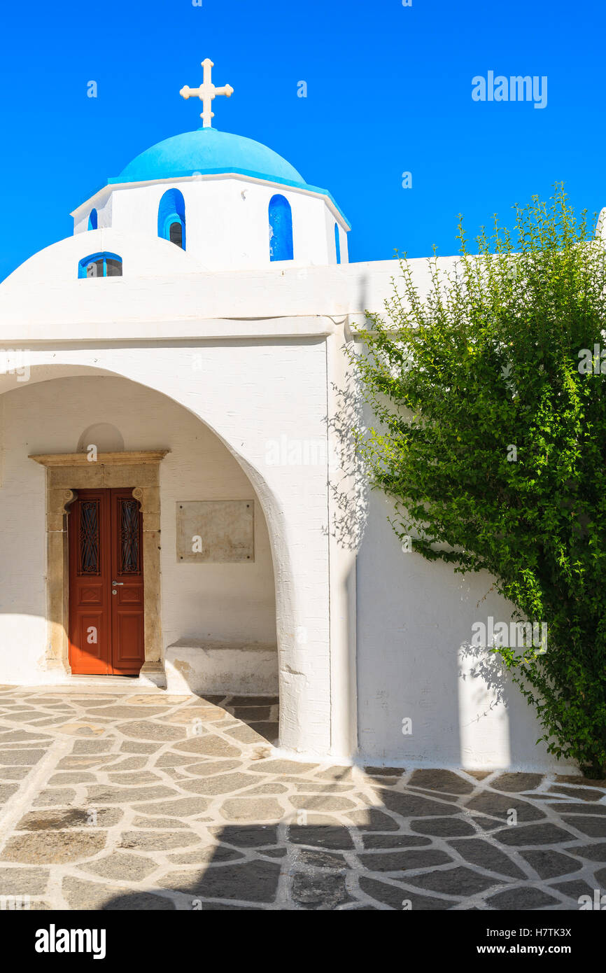 Weiße Kirche mit blauer Kuppel in Parikia Stadt auf der Insel Paros, Griechenland Stockfoto