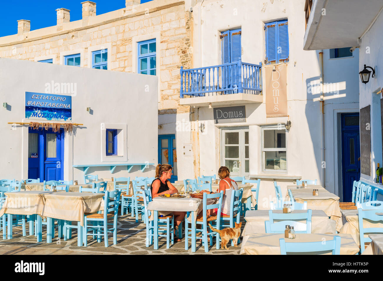 NAOUSSA Stadt, Insel PAROS - 17. Mai 2016: zwei Frauen beim Abendessen in der griechischen Taverne in Naoussa Hafen auf der Insel Paros, Griechenland. Stockfoto