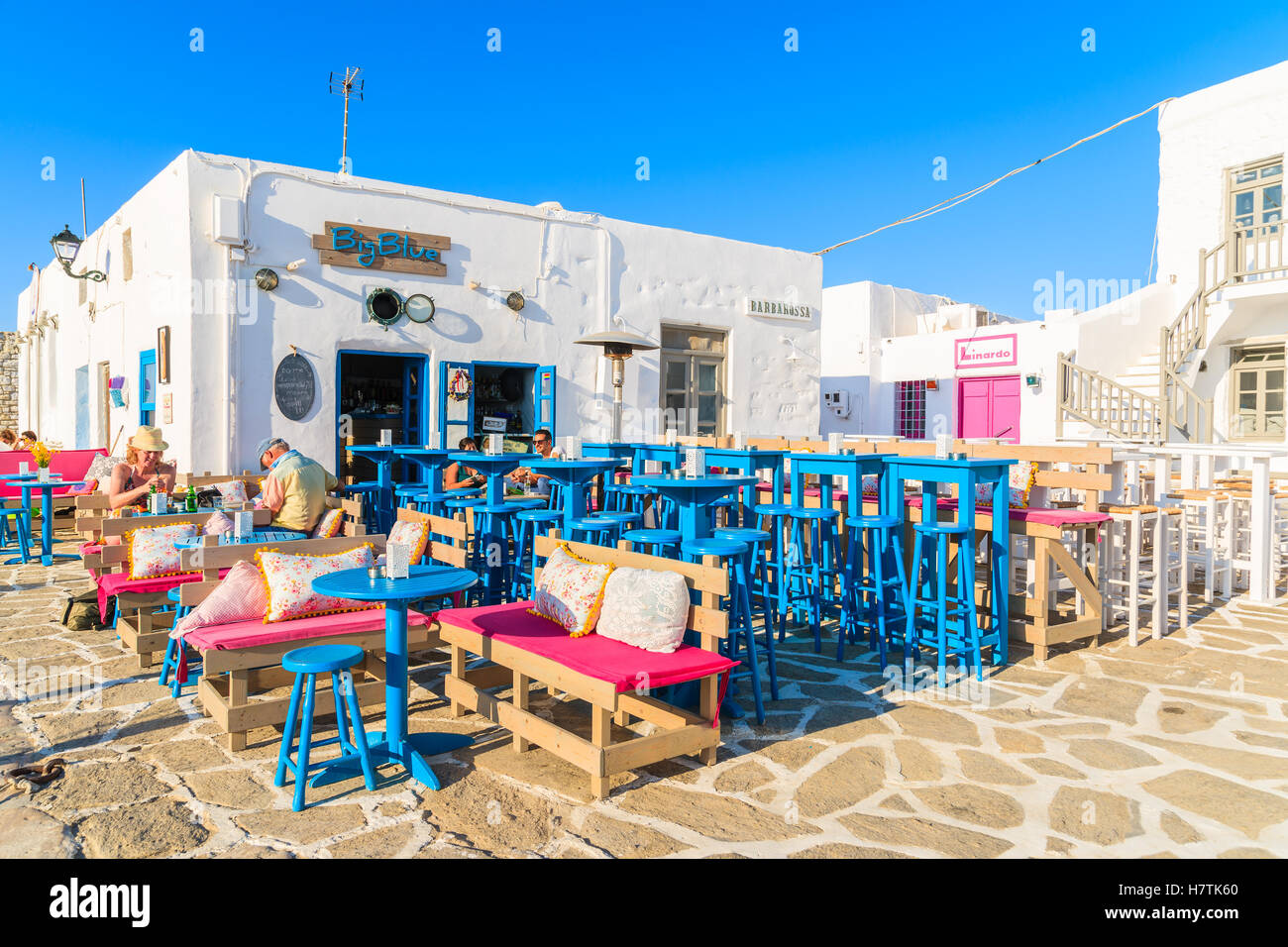 NAOUSSA Stadt, Insel PAROS - 17. Mai 2016: Menschen Essen in griechische Taverne in Naoussa Hafen auf der Insel Paros, Griechenland. Stockfoto