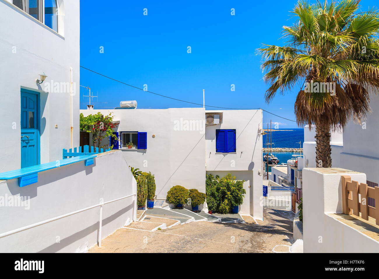 Typisch griechisch, die weiß getünchten Häuser auf Straße in Naoussa Stadt auf der Insel Paros, Griechenland Stockfoto
