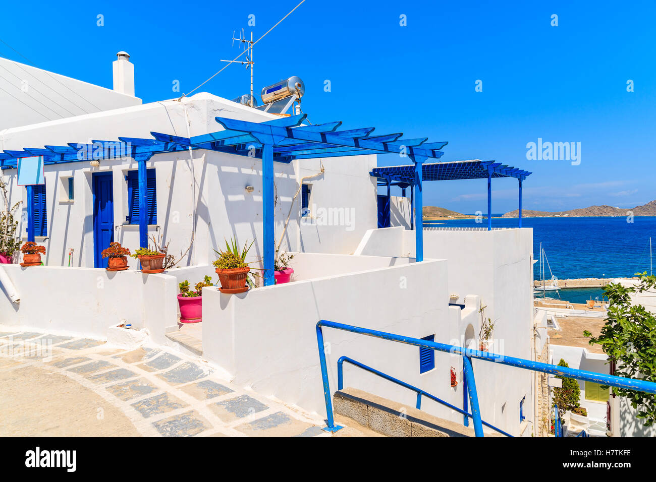 Typische griechische weiß getünchten Haus auf Straße in Naoussa Stadt auf der Insel Paros, Griechenland Stockfoto