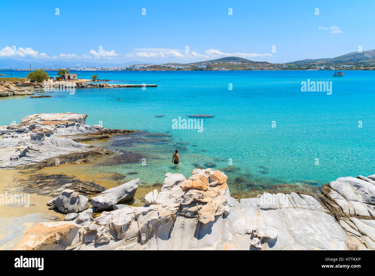 Unidentifed junger Mann Schwimmen im kristallklaren türkisblauen Meerwasser Kolymbithres Beach, Insel Paros, Griechenland Stockfoto