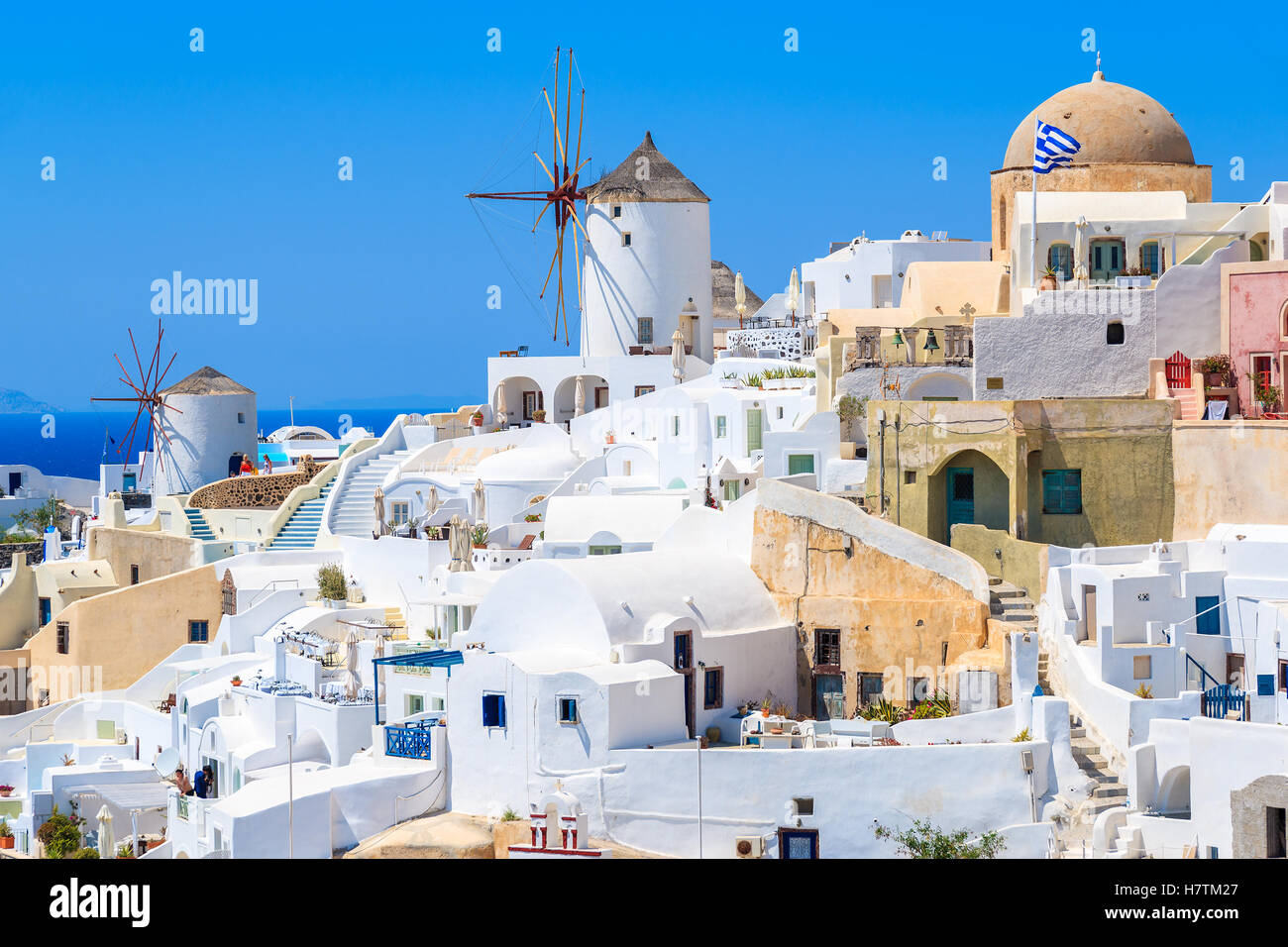 Weiße Häuser und traditionelle Windmühle im Dorf Oia auf Santorin, Griechenland Stockfoto