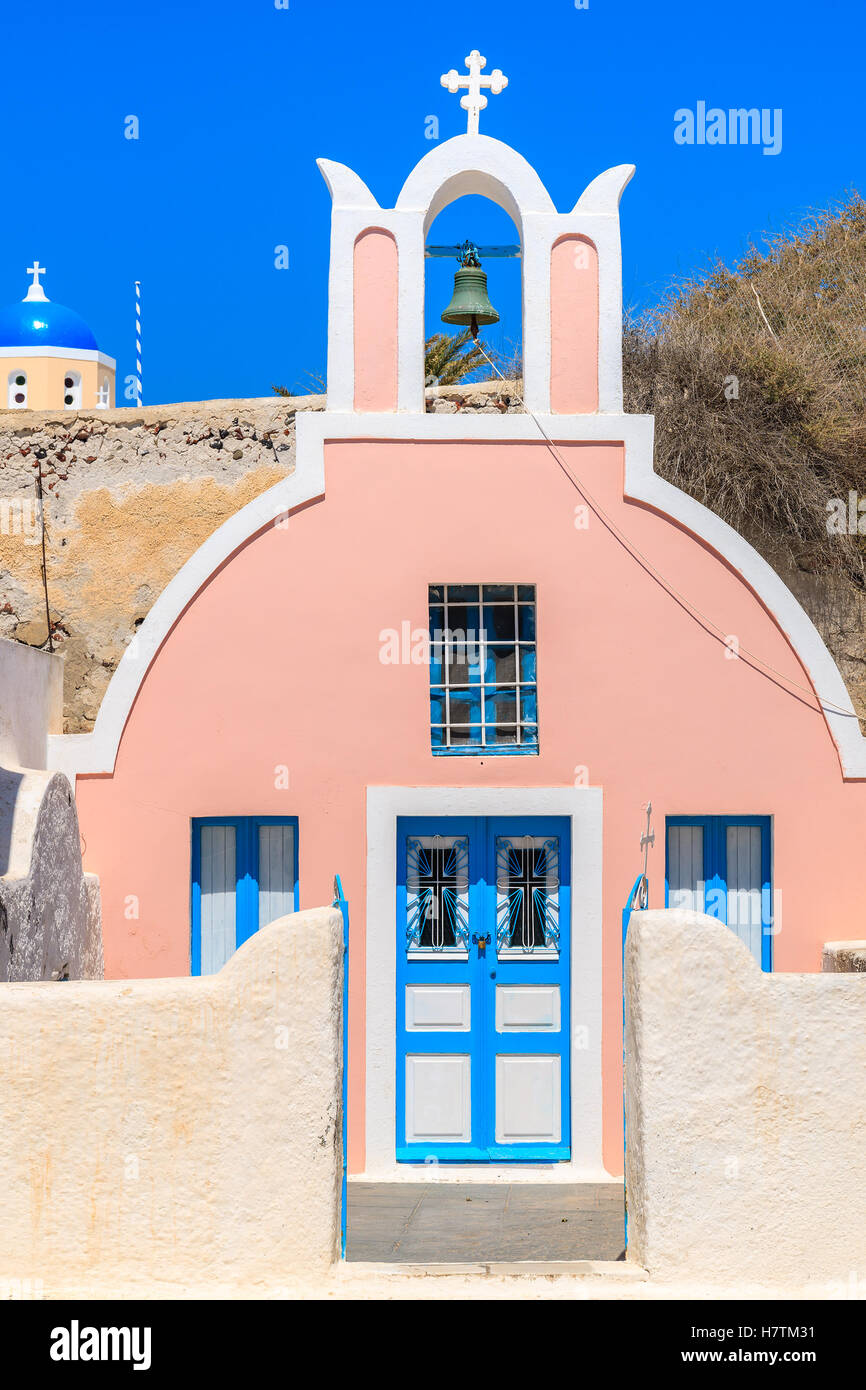 Typische Kirche im Dorf Oia, Santorin, Griechenland Stockfoto