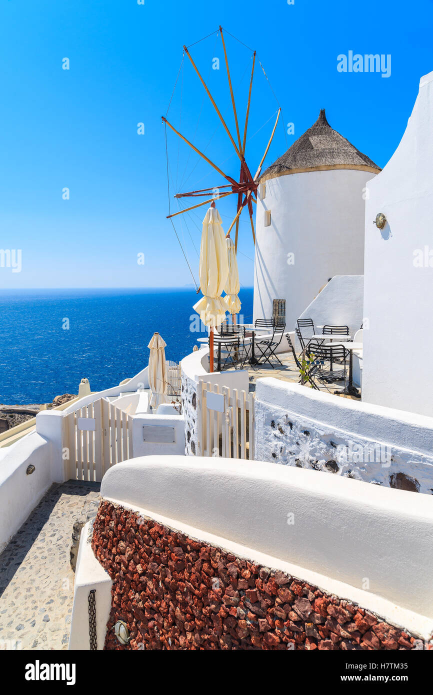 Typischen weißen Windmühle auf Straße von Dorf Oia mit Meer im Hintergrund, Santorin, Griechenland Stockfoto