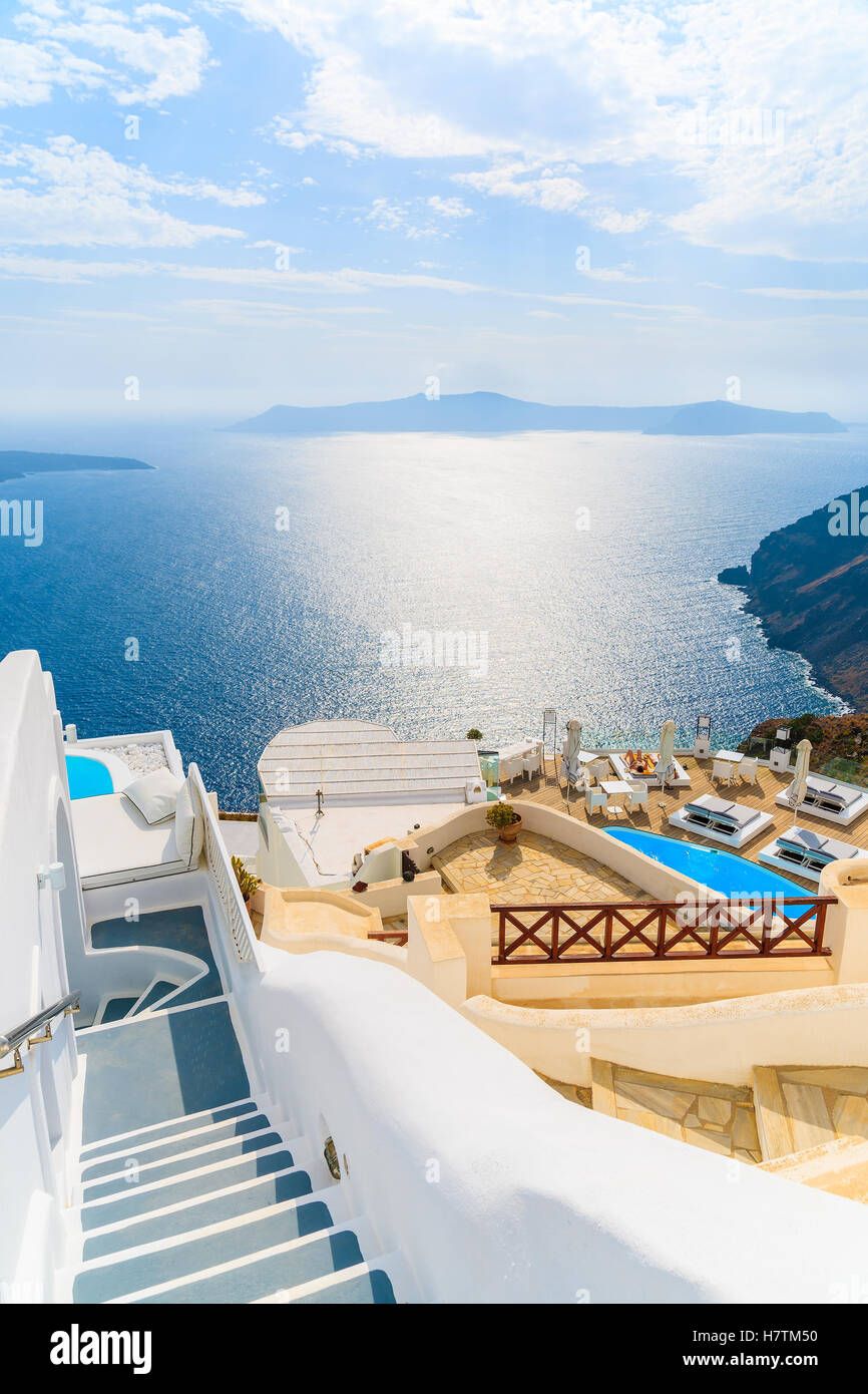 Blick auf Meer und und typisch griechischen Boutique-Hotel mit Schwimmbad in Dorf Imerovigli, Santorin, Griechenland Stockfoto