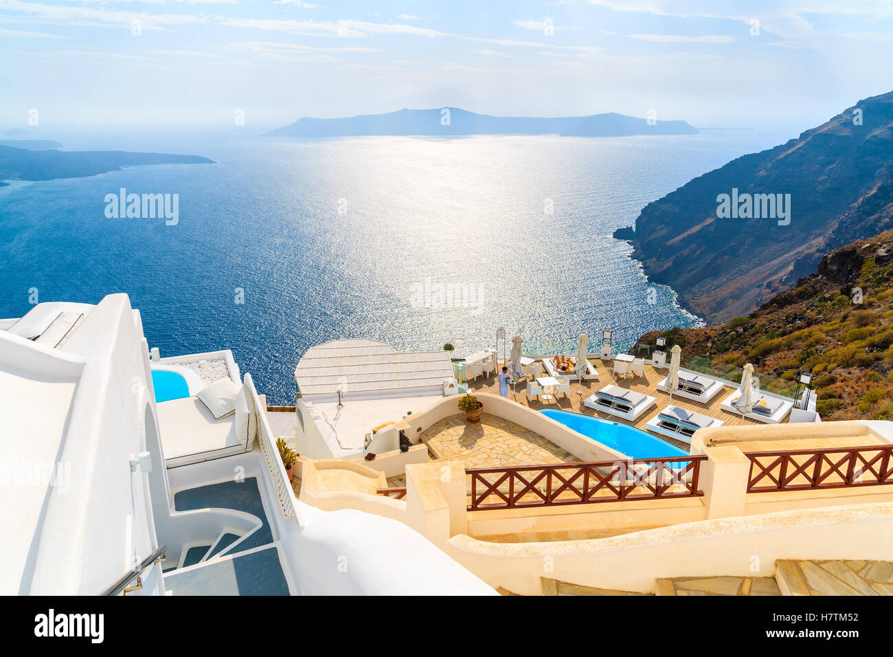 Blick auf Meer und und typisch griechischen Boutique-Hotel mit Schwimmbad in Dorf Imerovigli, Santorin, Griechenland Stockfoto