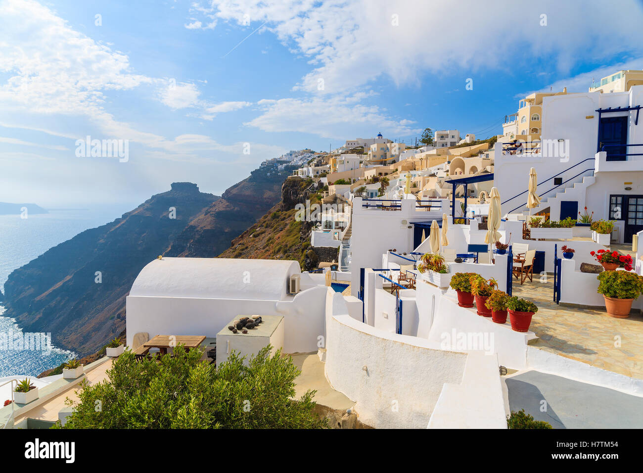 Ansicht von Firostefani Dorf mit typisch griechischen weißen Architektur, Santorin, Griechenland Stockfoto