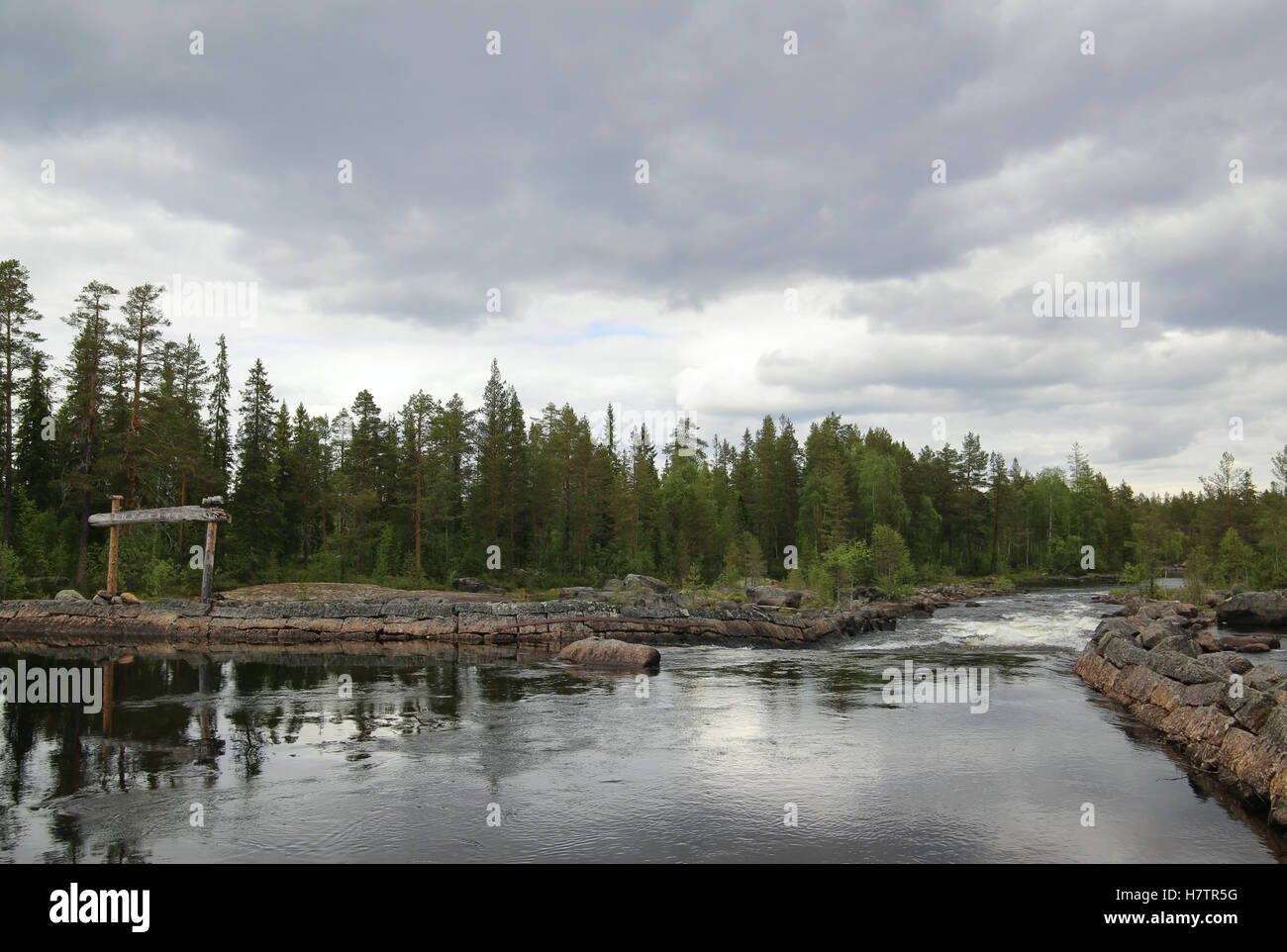 Schwedische Fluss in Haelsingland mit Holz Schild. Stockfoto