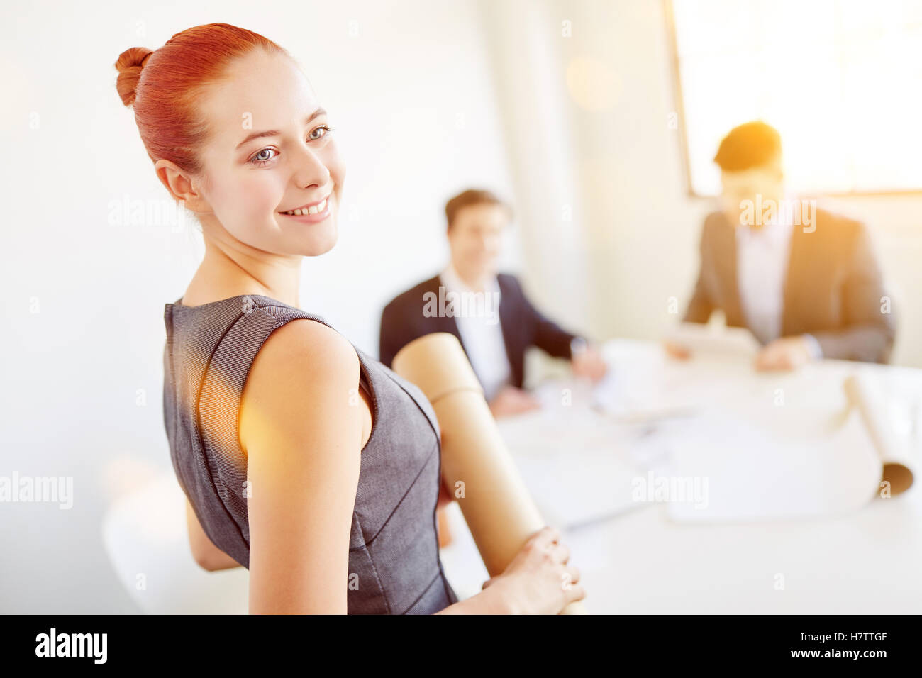 Lächelnde Geschäftsfrau beim Start im Büro Stockfoto