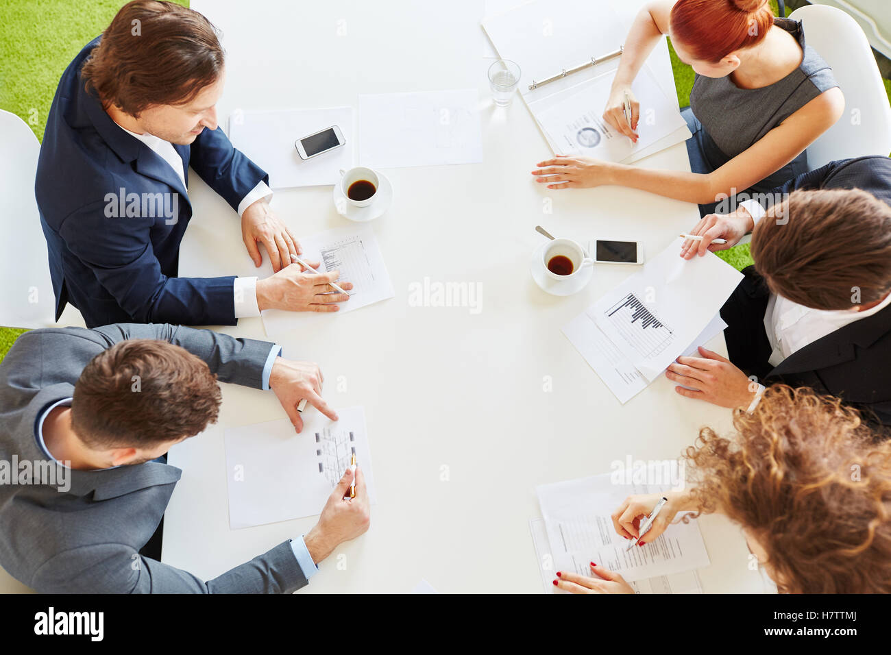 Finance-Team mit Statistiken im Business-meeting Stockfoto