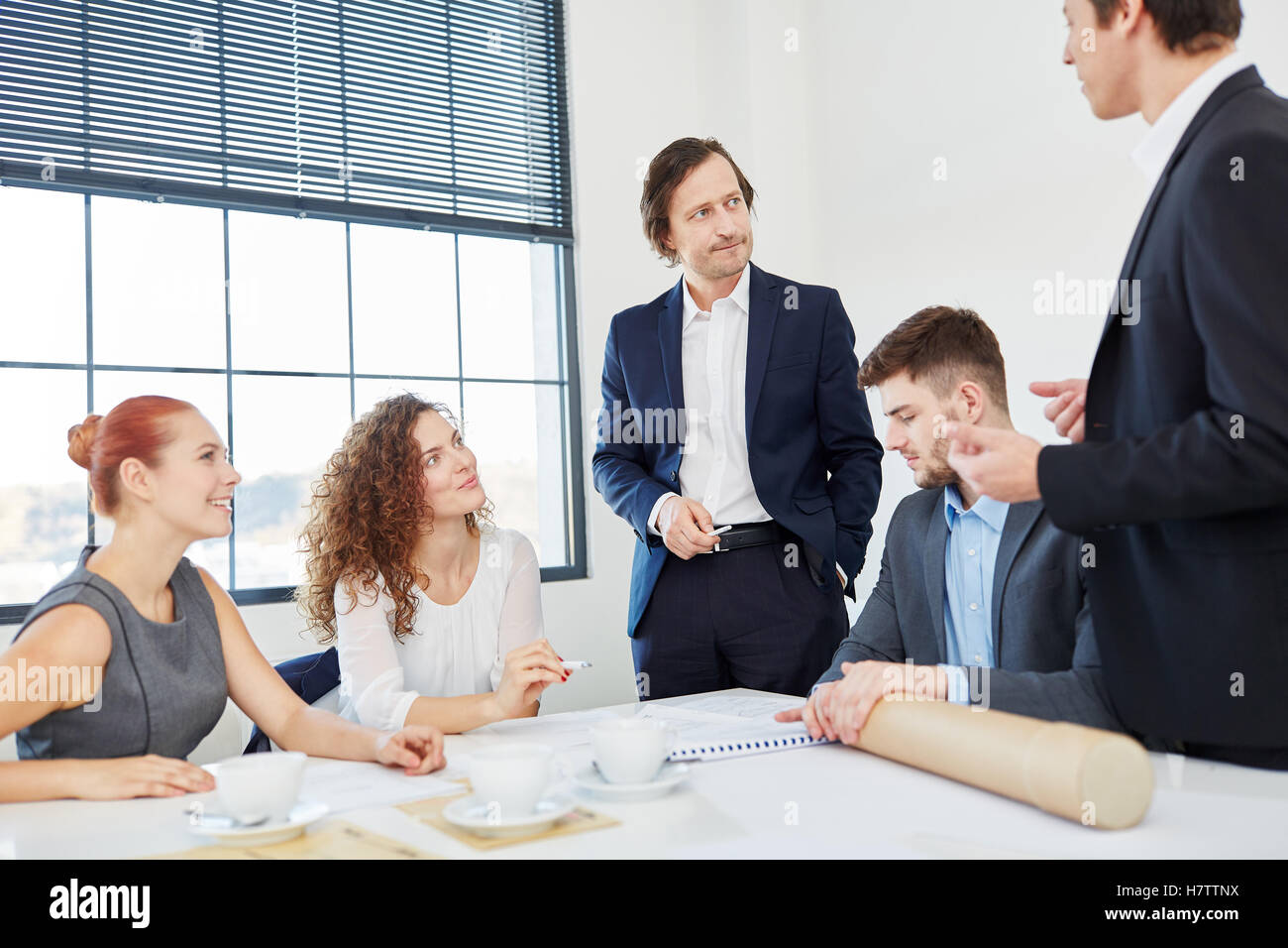 Business-Team im Workshop diskutieren und reden Stockfoto