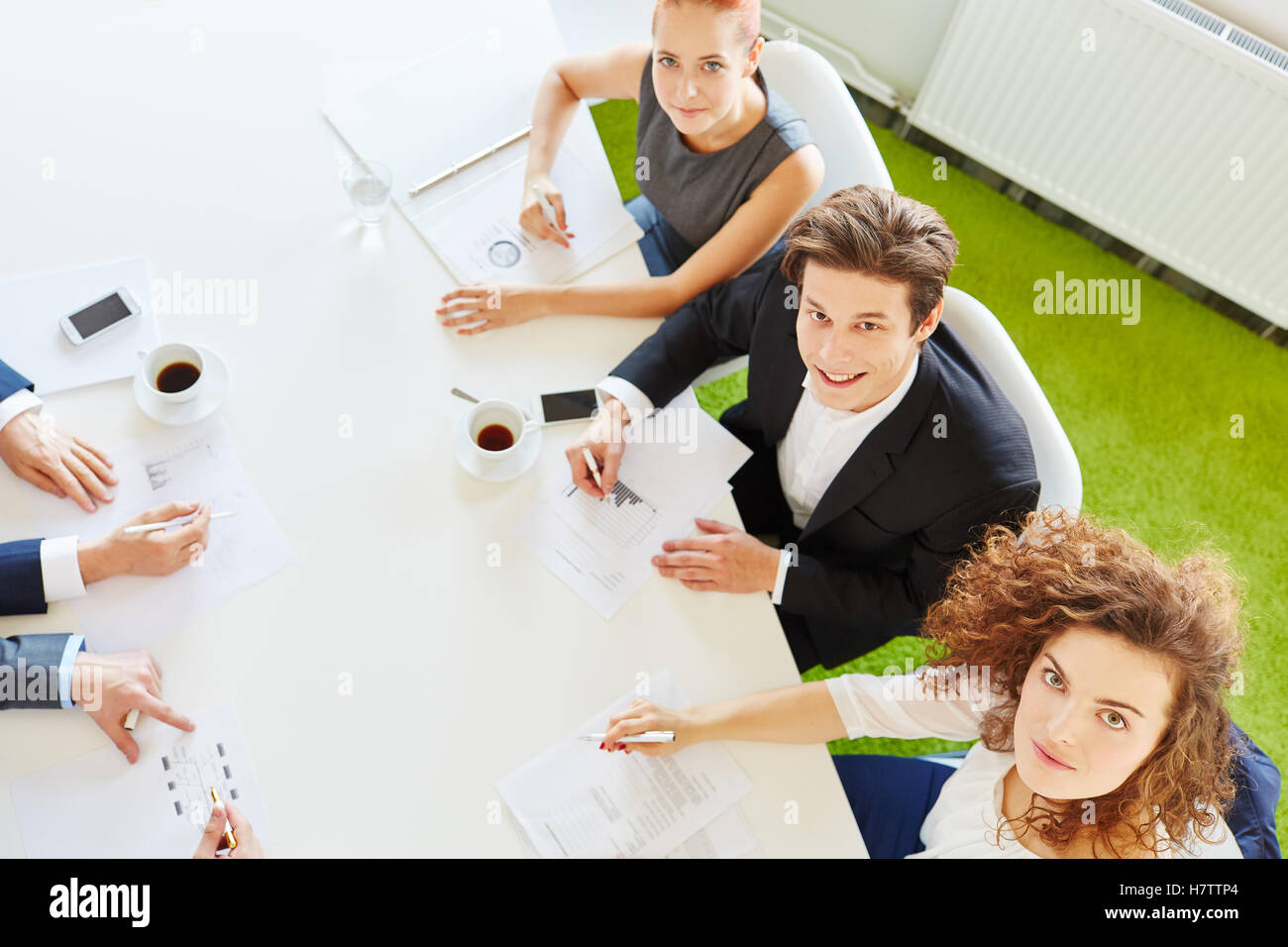 Finanzabteilung bei der Erfüllung analizing Statistiken Stockfoto