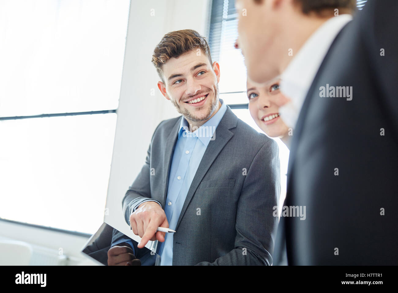 Business Consultant bei Start-up mit Tablet-PC Stockfoto