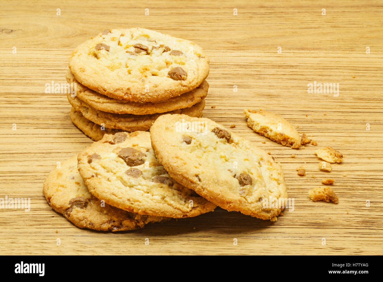Vollmilch Schokolade Mandel Cookies auf einem Holztisch Stockfoto