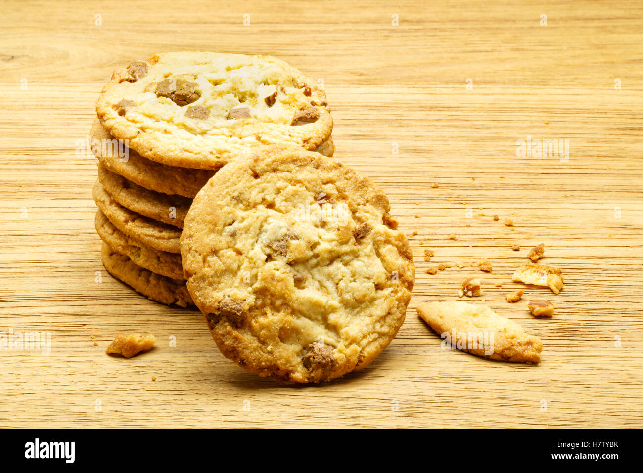 Nahaufnahme von Schokolade Mandel Cookies auf Holz Hintergrund Stockfoto