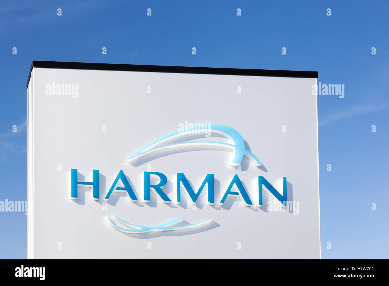Harman-Logo auf einem panel Stockfoto