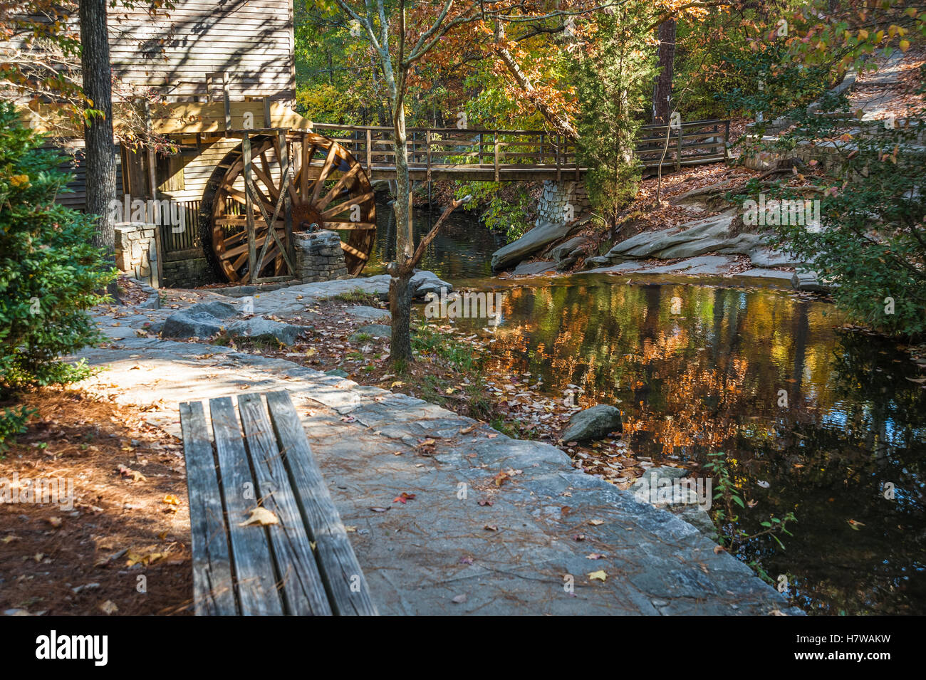 Die Grist Mill mit Wasserrad im Stone Mountain Park in Atlanta, Georgia, USA. Stockfoto