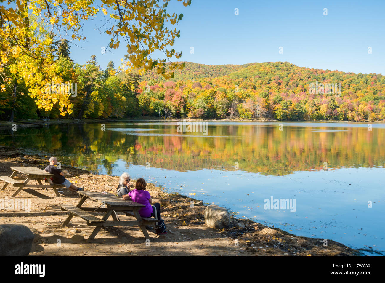 Hertel-See in Quebec, Kanada, mit Herbstfarben Stockfoto