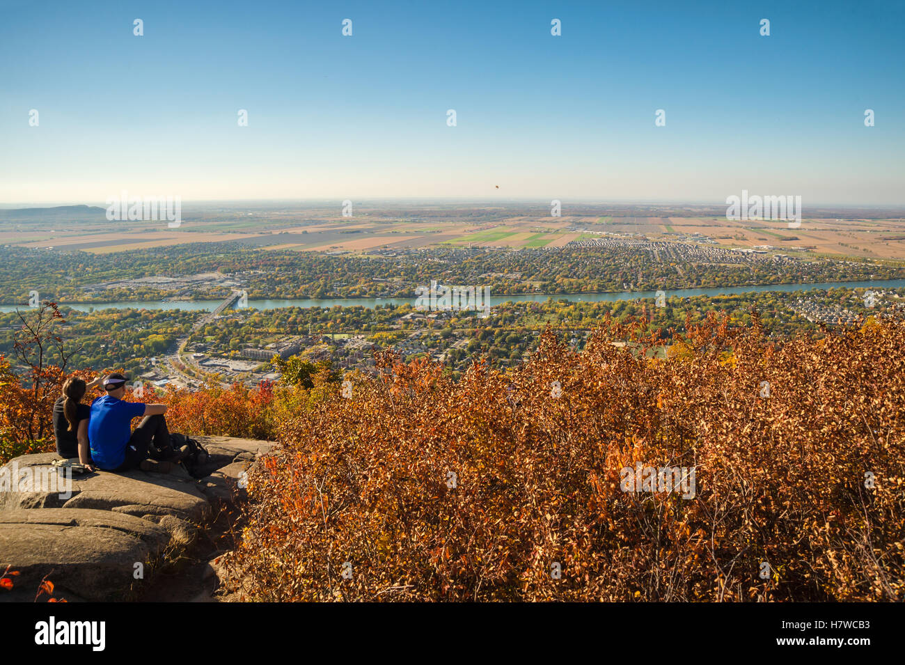 Wanderer bei Dieppe Klippe am Mont Saint-Hilaire in Quebec Stockfoto