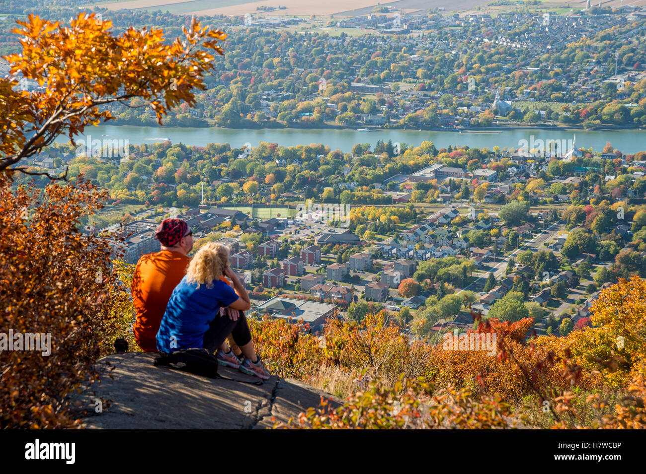 Wanderer bei Dieppe Klippe am Mont Saint-Hilaire in Quebec Stockfoto