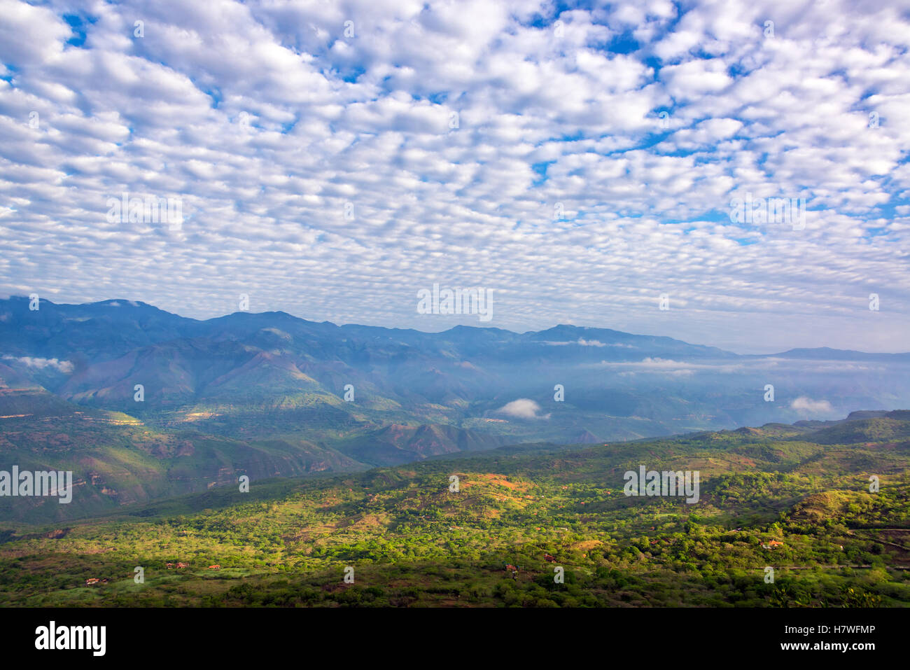 Wunderschöne Landschaft des Tales mit einem Canyon fließt in der Nähe von Barichara, Kolumbien Stockfoto