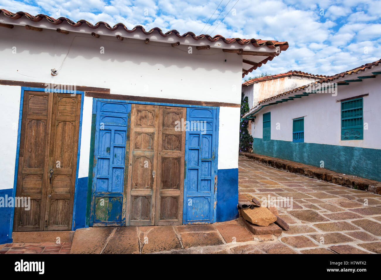 Alten rustikalen Türen und koloniale Architektur in die Kolonialstadt von Barichara, Kolumbien Stockfoto