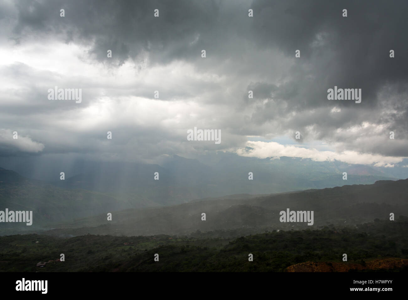 Starker Sturm über ein Tal, wie gesehen von der Stadt von Barichara, Kolumbien Stockfoto