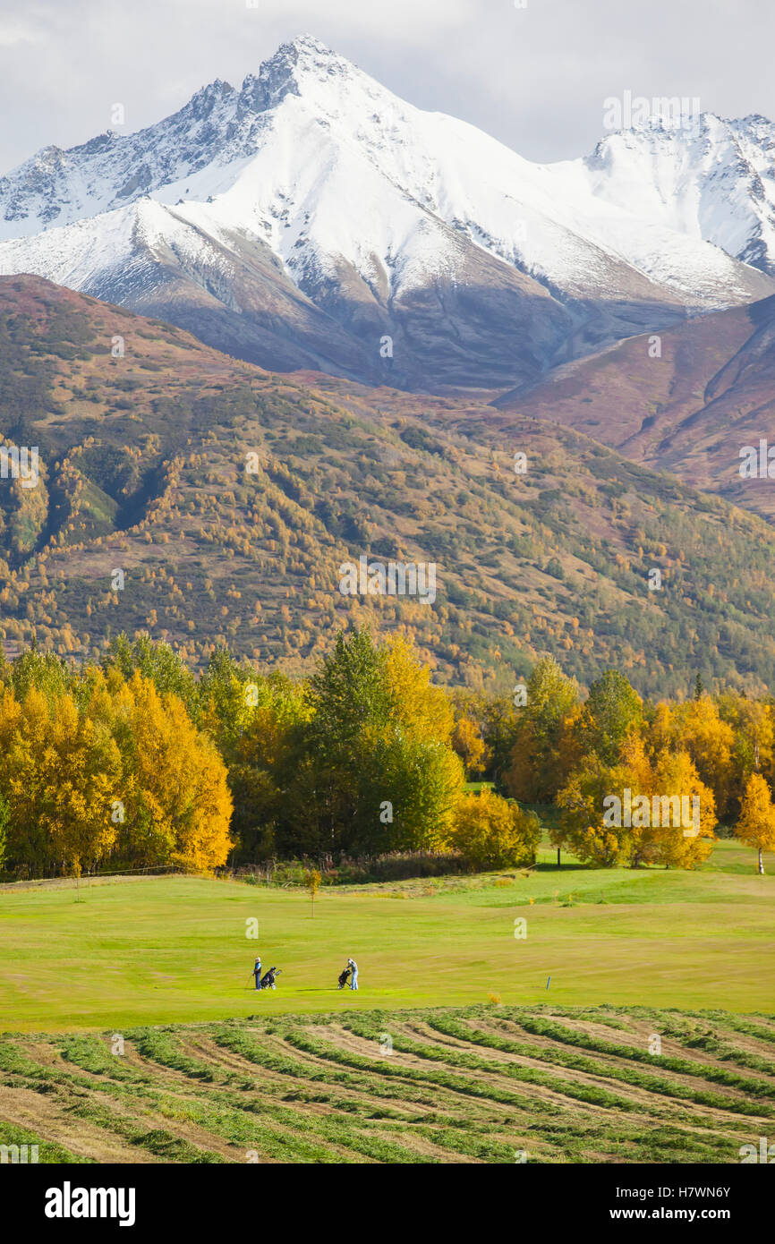 Golfer am Golfplatz auf Angelhaken Straße außerhalb Palmer im Herbst. Yunan Alaska. Stockfoto